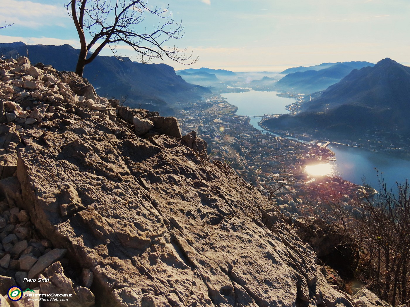 32 Dal Sentiero Silvia bella vista a picco su Lecco, i suoi laghi, i suoi monti.JPG